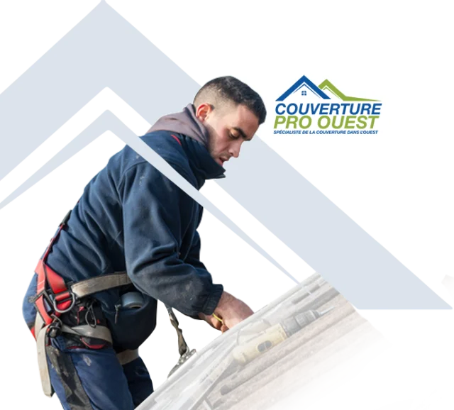 Couvreur qui travaille sur une toiture à Nantes