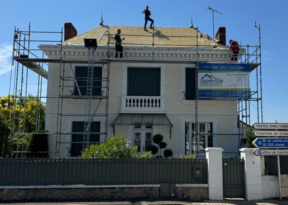 Les couvreurs sur l'échafaudage - Entreprise rénovation toiture Nantes