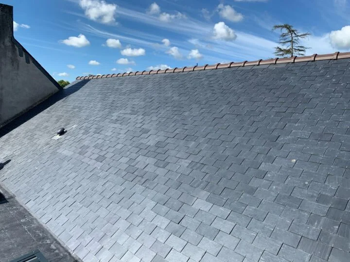 Belle toiture en ardoises noires à Nantes