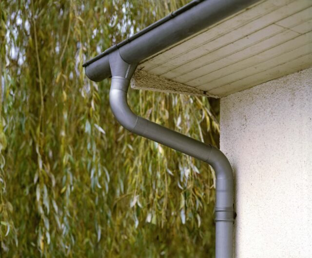 Gouttière zinc Nantes : pose, réparation et entretien par un expert local