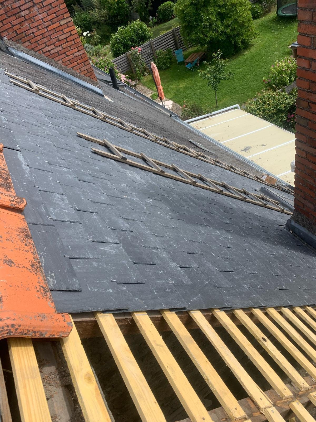 Echelle posée sur la toiture